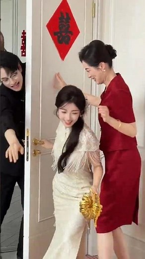Funny Chinese Wedding Door Game 😂 Bride Blocking the Door Tradition #wedding #chinesedrama #shorts