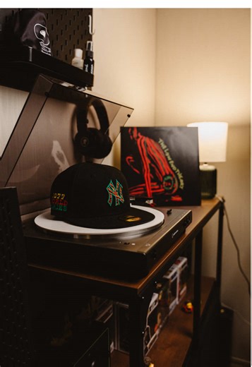 A TRIBE CALLED QUEST YANKEES BY @hatclub 🪶 Been collecting the tribe’s discography on vinyl, so I had to feature The Low End Theory, my favorite album by the tribe. 🔴🟢 A blacked out 59Fifty with the 1977 World Series side patch and a graphite UV. I’ve had this idea for the video ever since the design was first shown. Amazing work and a must have item for hip hop heads. 🎧 #nativetiktok #fyp #navajo #gorras #neweracaps ​​​​​​​​​