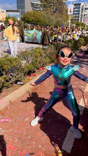 Teona on Instagram: "The most fashionable alien opened the carnival 🤩💃 #carnival #carnaval #детскийблог #детскийинстаграм #kidsmodel"