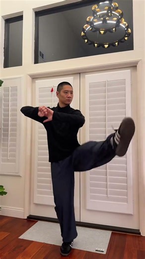 With his eyes closed IP Man squatted down.#Zhang Hao Tai Chi
