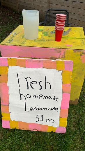 Mandisa | Happy Toddler Playtime on Instagram: "LEMONADE STAND Does your little one want to set up a lemonade stand this summer? Use a cardboard box to create a DIY Lemonade Stand. Use it for pretend play, during a play date or as a real Lemonade Stand! Great for all ages and for practicing problem solving, math and social skills!"