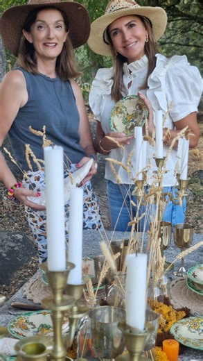 Mónica Ramírez on Instagram: "Esta mesa la hemos montado entre dos amigas, Ana @mesas_analou y yo @latavolacolorata para el reto de @mistesorosdealacena 📖✨en el que había que relacionar una obra literaria y una mesa. Pues bien, la mesa la relacionamos con “La Casa de Bernarda Alba” pero antes del luto y de que se encerraran en xasa sin ver la luz del día. Pero sus vivencias aún así eran muy duras. Por ello, en esta mesa pusimos una vajilla de Puente del Arzobispo, con flores amarillas que evoca
