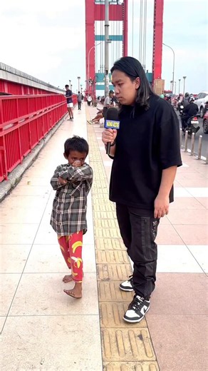 Pernah dengar dari adik2 yg tinggal deket rel kereta di Bandung dulu, kalau ngelem bisa tahan ga makan 2 hari. So hemat. 😭😭😭😭😭😭😭 Kejadian 10 tahun yg lalu skg masih ada aja. Kek gak berbenah y negara ini. Kasian anak-anak.
