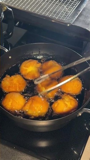 サクッと香ばしい！お店で揚げる出来立て「サーターアンダギー」｜Also OKINAWA