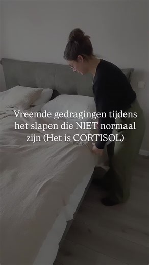 Lisa | Drops & Hormoonbalans | Rust • energie • minder cm on Instagram: "Herken jij dit? Veel vrouwen leven met een zenuwstelsel dat continu in alarmstand staat en normaliseren dat omdat “de arts zegt dat alles goed is”. Maar het lichaam geeft wél signalen. En één van de eerste plekken waar je dat merkt… is je slaap. Wanneer cortisol ’s nachts hoog blijft, ontstaan er klachten zoals: • Je wordt moe wakker, ook al heb je “geslapen” • Hersenmist en nul focus • Angst zonder duidelijke reden • Prikk