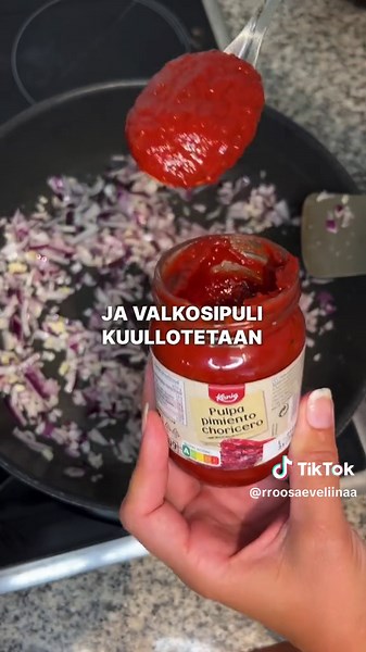 Ehkä paras linssiruoka mitä oon syönyt🤤 Tähän tuli: Punasipulia Valkosipulin kynsiä Nuudeleita (kasvis maussa) Kypsiä linssejä (huuhdeltuna) Kermaa Chilitahnaa tai tomaattimurskaa chilin maussa (katso purkin koon mukaan määrä) Kasvisliemikuutio Suolaa Mustapippuria Seesaminsiemeniä Pinaattia pilkottuna 👉🏻 Tarkemmat määrät löytyy Instagramin (roosaeveliinaa) puolelta😉 Jos tykkäät näistä resepti-inspiksistä, muista ottaa seurantaan, koska viikon vaihteessa alkaa uusi postaussarja ”Kevyemmät re