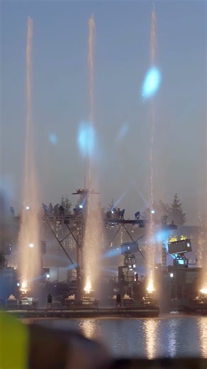 🎇 A few hours before showtime, the Disney Cascade of Lights barges will quietly glide into position on Adventure Bay for the new nighttime show at Disney Adventure World (currently Walt Disney Studios Park). ⏰ Starting March 29, guests at Disneyland Paris will have to choose between Disney Tales of Magic in Disneyland Park and the new Disney Cascade of Lights in Disney Adventure World, as both shows will take place at the same time (on most days). #disneylandparis | Pixie Dust DLP