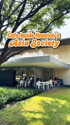 🌳 @kincafetx opened up inside the @asiasocietytx building in April, and they serve food, baked goods and desserts from all across Asia! Yes including strawberry mochi ☺️🍓 I tried the japchae noodles, banh mi, Thai curry, and they were all delicious. I love that they have a great tea selection 🙌 Ya’ll need to try this! ⏰ Wednesday-Sunday 8:30am-3pm 📌 Asia Society (Museum District): 1370 Southmore Blvd, Houston, TX 77004 #houston #houstonfoodie #houstonfood #houstontx #asianfood #houstoncafe #