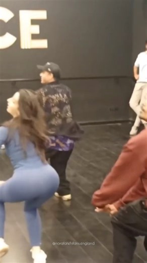 Nora Fatehi on Instagram: "तुम जानते हो? जापान अब “चलते कदमों” से बिजली बना रहा है! ⚡ जापान में अब ऐसी पाइज़ोइलेक्ट्रिक (Piezoelectric) टाइलें लगाई जा रही हैं, जो तुम्हारे हर कदम से पैदा होने वाली ऊर्जा को बिजली में बदल देती हैं! 🔋 जब लोग इन टाइलों पर चलते हैं, तो उनका वजन और हलचल टाइलों पर दबाव डालता है, जिससे टाइल हल्के से झुकती है और मैकेनिकल स्ट्रेस पैदा होता है। टाइल के अंदर मौजूद खास पदार्थ इस दबाव को इलेक्ट्रिक चार्ज में बदल देते हैं। ⚙️ हर कदम से थोड़ी-थोड़ी बिजली बनती है, लेकिन जब लाखो