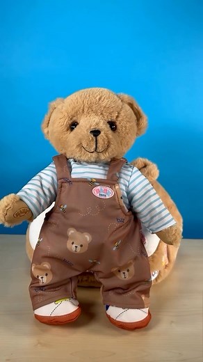 Kennt ihr schon den super süßen Baby Born Bär? 😍 Er ist super weich und kuschelig! Außerdem passt ihm jedes Baby Born Zubehör (Bis auf Schuhe). 🤎 | Smyths Toys Superstores DACH