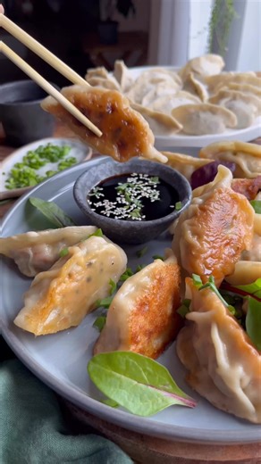 Pierożki Gyoza to tradycyjne japońskie pierożki wypełnione aromatycznym, soczystym i lekko pikantnym farszem mięsno- warzywnym. Pierożki wstępnie są podsmażane na patelni a następnie podlane wodą parują się pod przykryciem. Dzięki tej metodzie są chrupiące z zewnątrz a zarazem delikatne bo gotowane na parze. . ▶️Składniki na około 35 szt: ▶️Ciasto: 350 g mąki pszennej typ 500 lub 450 40 g mąki ryżowej 250 ml gorącej wody (około 70*C) 1/2 łyżeczki soli ▶️Nadzienie: 500 g mięsa mielonego z łopatki