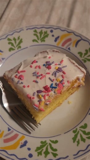 🍋 lemon cake with vanilla frosting and sprinkles!!🎉 #cake