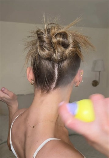 Try this slick back bun method if you always lose your middle part #fyp #hairhacks #slickbackbun @amika @loréal paris usa @JVN Hair @Emi Jay