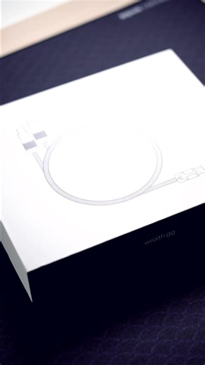 Wraith dual output | Câble USB 2 en 1 de chez @wraithesports disponible chez @MAXESPORT Idéal pour les personnes qui souhaitent un setup minimaliste #desksetups #techtok #setup #deskinspo #wallpaper