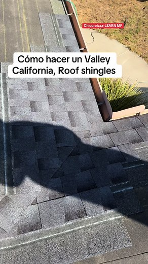 Cómo instalar un Valley California en techos de shingles