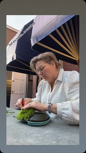 Zelf een liefdevol grafstuk maken voor mama, bonusmama en oma Wat heb je nodig: – Oasis hart van 20 cm – 15 Green Wicky (groene bloemen of decoratief mos) – Een kleine “finishing touch”: een hartje, vlindertje of een subtiel symbool Less is more. Met zachte handen en een warm hart maak je iets wat spreekt zonder woorden. Een eenvoudig eerbetoon, puur en persoonlijk. | Karin Reuver-Schreur