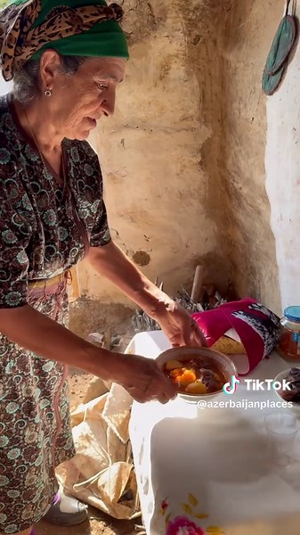 Grandma cooked the traditional bozbash dish. 🍅🍲🥖 #cooking #meat #villagelife #grandma #delicious