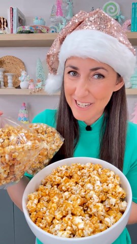 Caramel corn #popcorn #caramelcorn #recipe #cooking #christmasrecipes #christmas #thestayathomechef