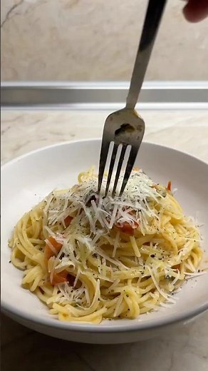 Η πιο εύκολη μακαρονάδα με ντοματίνια, σκόρδο και παρμεζάνα 🍝