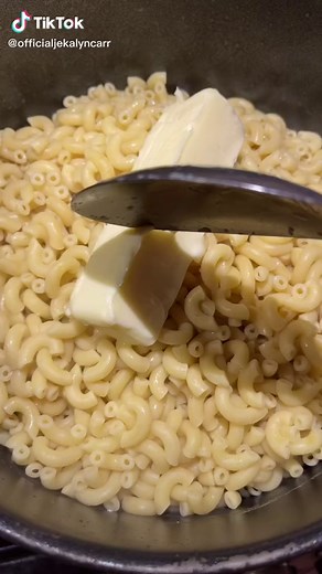 Jekalyn Carr Family Kitchen Cooking | Thanksgiving Mac n Cheese