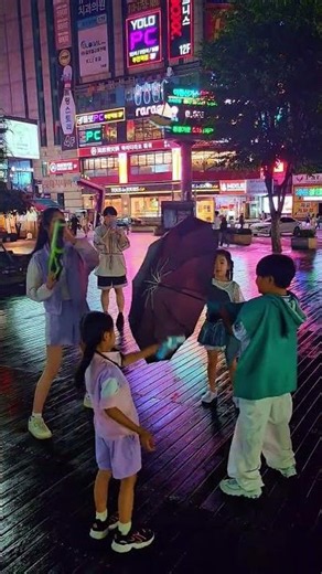 우산으로 물총막기 #크림하은 #부천마루광장 #댄스온 #크림서현의랜덤댄스 #크림서현 #준스이 #킹스맨 #dance #challenge #funny #부천시 #물총 #shorts