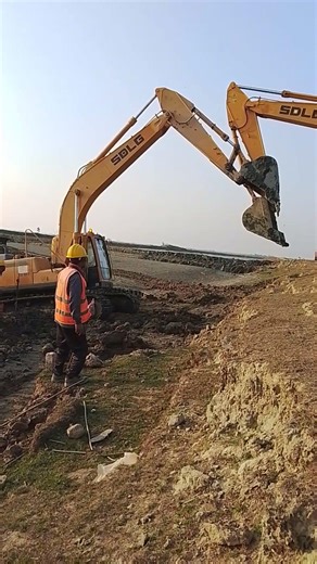 The excavator is stuck in the mud.😲।