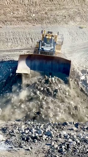 18K views · 536 reactions | The Cat® D11T is impressive, but it’s even more impressive when it’s being operated remotely. Video Credit: @caterpillarmalaga — WORK THE DIRT — #Dozer #CatD11 #CaterpillarEquipment #HeavyEquipment #DozderOperator #catdozer #machines #remotecontrol #dirtwork #earthmoving #earthwork #technology #workthedirt #digitdigitalgps #mining | Dig-It Digital GPS | Facebook