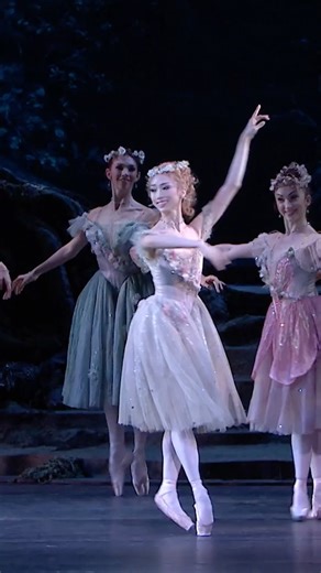 Royal Ballet and Opera on Instagram: "A shimmer in the forest air 🧚 Titania dances at the heart of Ashton’s reimagining of A Midsummer Night’s Dream, her fairies drifting around her in a haze of magic. The scene captures the ballet’s delicate blend of storytelling and grace, transforming Shakespeare’s mischief-filled forest into a ballet of pure wonder. ▶️ Watch The Dream on Royal Ballet and Opera Stream anytime, anywhere - subscribe via the link in our bio. 🎥 @akanetakane #TheRoyalBallet #The