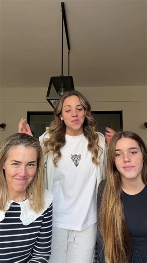 Publi ¿Quién me conoce más? 👀 Spoiler: quien sabe qué cuido mi piel incluso cuando no me ve… gana puntos. Porque mi piel sensible siempre va conmigo, y con Lipikar Baume AP MAX de @La Roche-Posay no hay fallo 💙