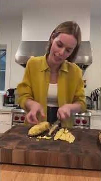 HOW TO CUT CORN OFF THE COB WITHOUT MAKING A MESS 🔪 🌽