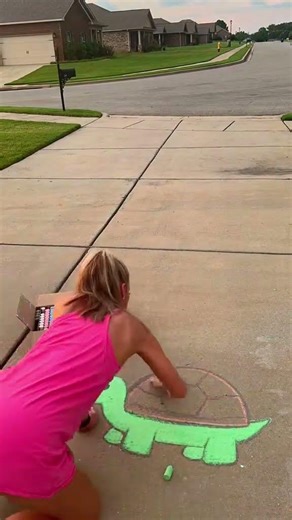 #chalkart #diy #chalkdrawing #chalk #sidewalkchalk #draw #chalkasmr #shorts #art #chalktok #artdraw