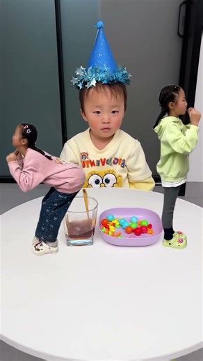 هذا هو كيف يأتي الطفل الحلوى !