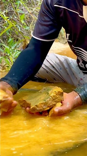 Simulating the process of separating gold in sand using trays #simulation #goldriver #riversand