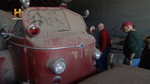 15K views · 321 reactions | Em Nebraska, Mike, Al e Larry exploram uma cidade pioneira de terceira geração, cheia de antiguidades e grandes edifícios fechados desde a década de 1950. Mike se aprofunda na história do local, visitando fazenda, posto de gasolina e galpões repletos de objetos antigos, incluindo um trailer antigo que o impressiona. #CaçadoresDeRelíquias | HISTORY | Facebook