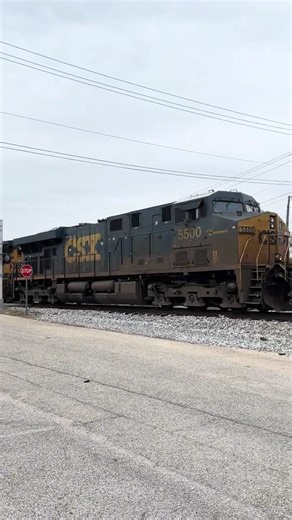 CSX 3076 with 5500 (Spirit of Cincinnati) leading M646 North up the S&NA South sub