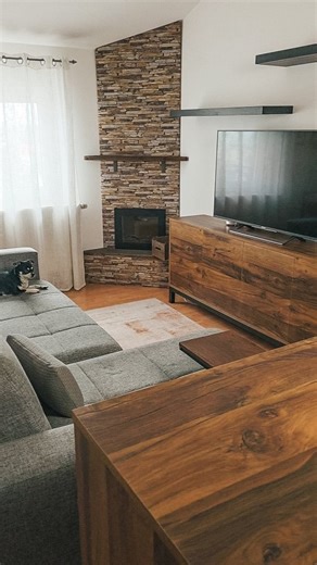 Ivana Marketin on Instagram: "Voljela bih da je ovako jednostavno kao pucnuti prstima ali tim više mi je drago da sam i to riješila a stan je sad opet "tabula rasa" za neko novo uređenje😃🥰 To nam tek slijedi (sad par dana ovako ostavim da se malo igram minimalista😆). A vi, jeste vi "pospremili Božić"🙂?"