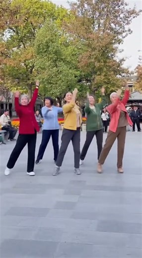 Elderly Women Dancing in the Park 💃🎶 / 公园里的老年女子舞蹈