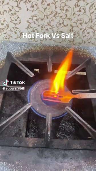 Hot Fork Vs Salt #hotspoon #experiment #satisfying | fork and spoon