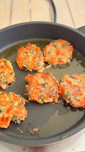 Ντοματοκεφτέδες – Tomatokeftedes (Santorini Tomato Fritters) Ingredients • 4–5 ripe tomatoes, finely chopped • 1 small onion, finely chopped • 2 spring onions, finely sliced • 1 handful fresh parsley, chopped • 1 handful fresh mint, chopped • 1 cup all-purpose flour (or as needed to thicken the mixture) • 1 tsp baking powder • Salt & pepper • Optional: a little crumbled feta • Olive oil for shallow frying (or baking) Instructions 1. Prepare the tomatoes Finely chop the tomatoes and place them in
