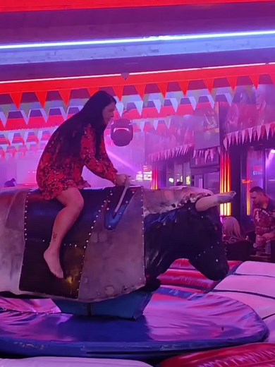 Amazing mechanical bull riding November 21st 2023 in Benidorm 🐂♉ . . . #bullriding #mechanicalbull #benidorm #bull #ridergirl