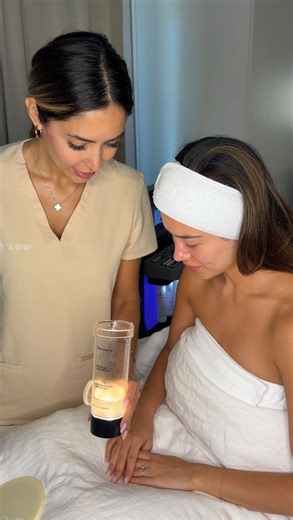 A HydraFacial “gunk jar” contains a mixture of impurities extracted from the skin, including dead skin cells, excess oil (sebum), blackheads, dirt, grime, and leftover makeup residue. This visible collection of “gunk” is a visual testament to the deep-cleaning process that unclogs pores and removes buildup that is not easily accessible through regular at-home cleansing. Book your @hydrafacial_anz via our bio ✨ #thefacechef #sydneyskinclinic #paddingtonskinclinic #skinclinicsydney #skintherapy #s