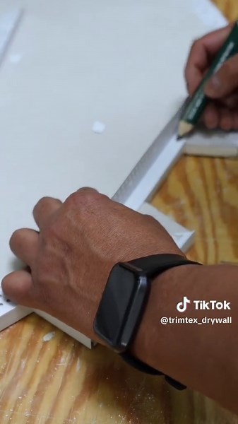 If you want to avoid caulking gaps where L Beads meet, use this tip for perfect, uninterrupted cuts! 🔥 It’s much faster and cleaner to create a singular piece of L Bead that bends around tight corners (even if you run into corners you’ll need to tape), especially on intricate details like this beam as shown by Trockenbau aus Saarbrücken. 👏 Check out our L Beads on Trim-Tex.com. 🛠 🇩🇪 Shoutout to our friend from Germany Trockenbau aus Saarbrücken for sharing this detail. Visit his page to see