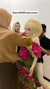 tangan kreatif yg luar biasa kak Gun ( @gunmulya2 ) titoknya. seneng banget pengantin ku bisa pakai gaun dgn karyanya ❤️. @helysmakeup @muamanglingin #helysmua #wedding #muamanglingin #mua #muajember #pernikahan #pernikahan #muajemberhits #weddingjember #realteamhelys | Helys Make Up