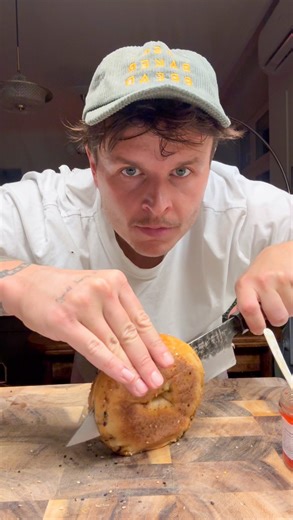 MARIUSZ MAC on Instagram: "06.12 - sobota w @plenum_space od godziny 10:00 do wyczerpania zapasów. zapraszam wszystkich z 3-city i przejezdnych na wspaniałe śniadanko mikołajkowe! będą książki i będę je też podpisywał 🤠 #1991"