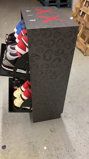 Small #kaws box. Holds 8 pairs. DM us now🤙🏻👟🎁 #boxurkicks