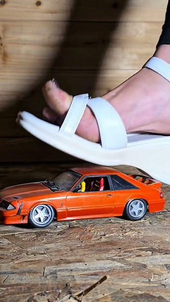 Model car crush with sandals. Full video on premium #crushingtime #asmrcrunch #crushtest #carcrush