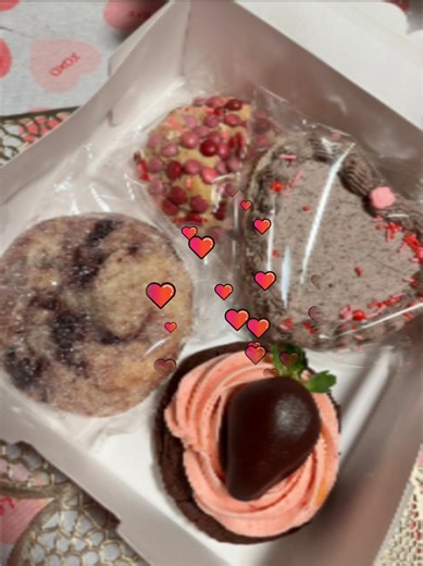 Another delicious batch of homemade Kookies delivered to my door step 🍫 🍓 🍪 🍒 Diet starts Monday😉 | Samantha Burton