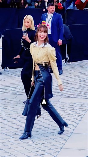 No wonder Lisa only showed her navel! #lisa #blackpink #louisvuitton