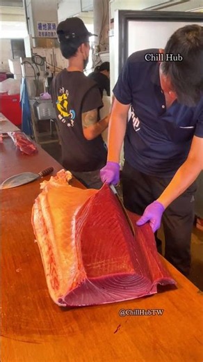The art of creating bluefin tuna sashimi with every cut#tunalife #knifeartistry #viralvideo
