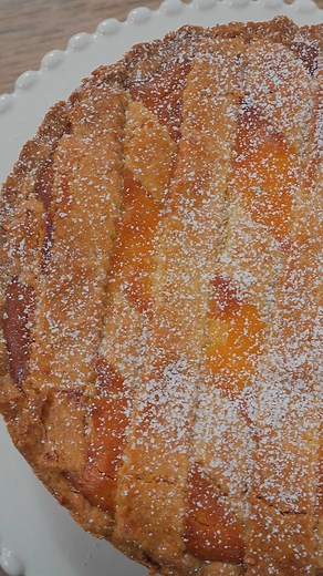 Sette strisce, infinite emozioni: la pastiera napoletana ➡️ https://www.soniaperonaci.it/pastiera-napoletana/ Dolce simbolo di Napoli, con ripieno cremoso di ricotta e grano, profumato ai fiori d'arancio. Irresistibile! 🍰 Ingredienti per la Pastiera Napoletana: 🥣 Pasta Frolla: • Farina 00 - 250 g • Burro - 150 g • Zucchero semolato - 120 g • Tuorli - 2 • Scorza limone - 1/2 • Scorza arancia - 1/2 • Sale - 1 pizzico 🧀 Ripieno: • Grano cotto - 250 g • Ricotta di pecora - 350 g • Burro - 20 g • 